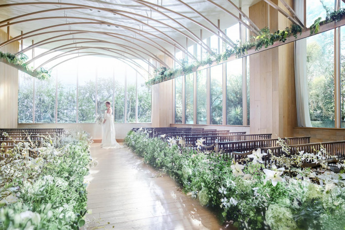 会場中に散りばめられたグリーンが光を柔らかく反射し、温かく爽やかな空気感を演出