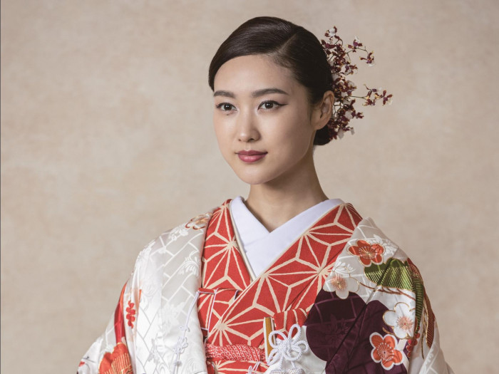 重ねた色彩が美しい表情を生み、花嫁を格調高く演出。