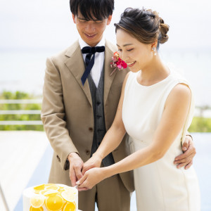 プールサイドにてウエディングケーキ入刀のご案内|瀬長島ホテルウエディングの写真(50049818)
