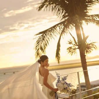 瀬長島の美しい夕日に包まれながら特別な瞬間を写真に残すサンセット撮影