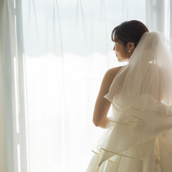 後ろ姿まで絵になる美しいウエディングドレスをご用意しております