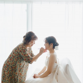 新婦お母様に紅を引いて頂き、最後のお支度を仕上げて頂きました親子の時間もしっかりと記録に