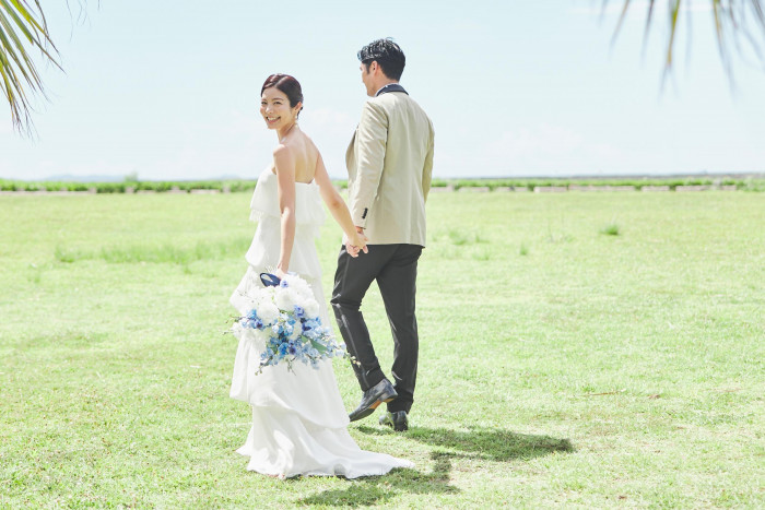 ヤシの木と南国感溢れるカットや大迫力の飛行機をバックのカットが人気♪