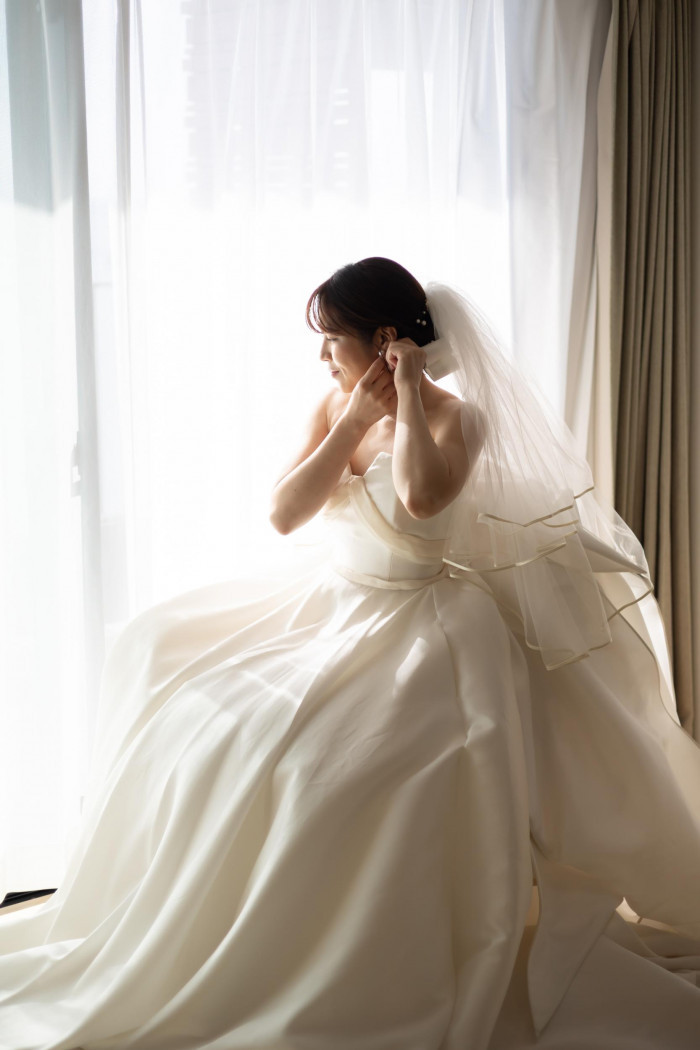 上質なインポートドレスにて自然光が降り注ぐ客室にてお支度風景をご案内