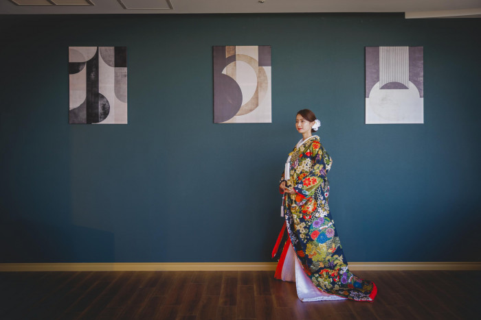 凛と佇む、華やかな和装の花嫁姿