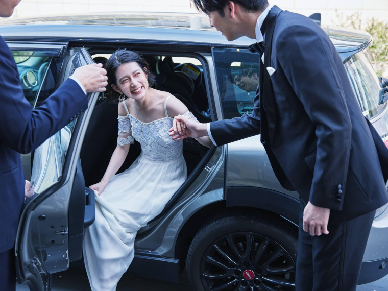 静岡駅から車で10分。目の前に駿河湾、後方は緑が広がる