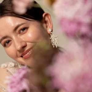 “甘さ”も“強さ”も自在に纏う…質感と抜け感をコントロールする洗練ヘアメイクで唯一無二の花嫁に|NELU　高麗橋の写真(50321353)