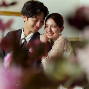 目線を外しても、想いはそっと重なっている。優しさのにじむ表情に|NELU　高麗橋の写真(50020225)