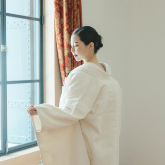 歴史の窓辺に佇む花嫁