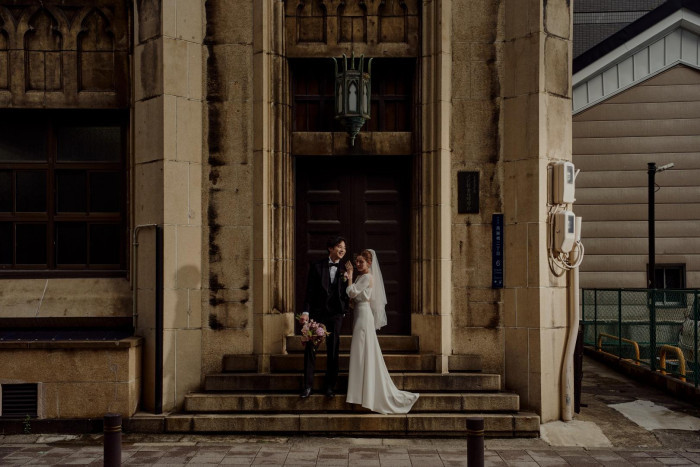 歴史ある建築を背景に刻む瞬間