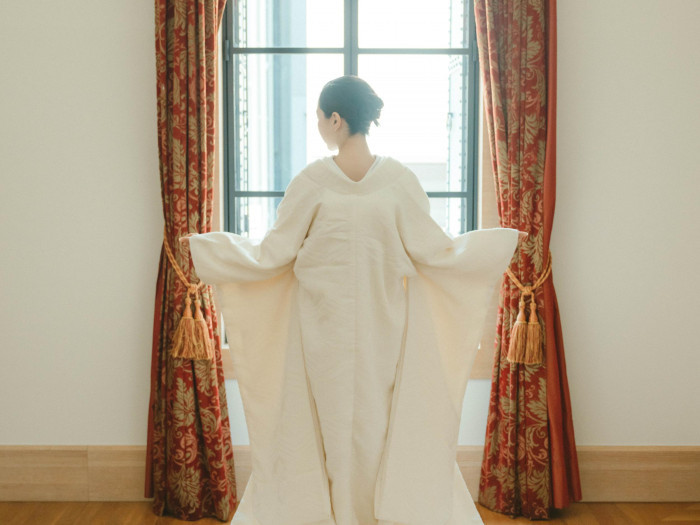 洋館に映える白無垢の気品