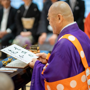 戒師様より直筆の書を授与されます|善光寺 大勧進の写真(47299698)