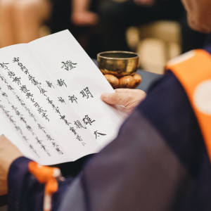 戒師様より結婚証明書が授与されます|善光寺 大勧進の写真(47299696)