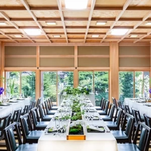 善光寺本堂を望む会場で、家族やご親族とのご会食が叶います