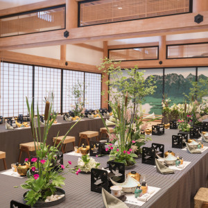 天井が広いので、高さのあるお花も大胆に装飾できます|善光寺 大勧進の写真(47300666)