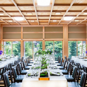 明るい日差しが入り込む会場は、季節の装花に拘って♪|善光寺 大勧進の写真(53039377)