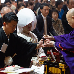 新郎新婦にお数珠が授与されます|善光寺 大勧進の写真(47299701)