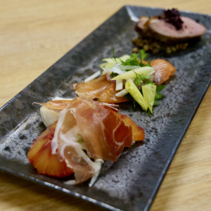 コース料理の前菜はお箸でも召し上がれる三点盛からスタート。|善光寺 大勧進の写真(52388779)