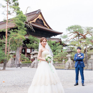 本堂をバックに 洋装|善光寺 大勧進の写真(47300837)