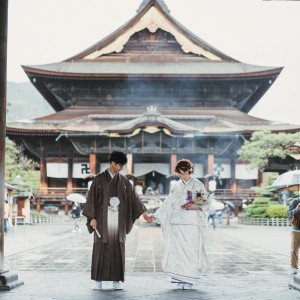 挙式前には国宝善光寺と一緒に撮影を。|善光寺 大勧進の写真(48207655)