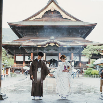 国宝善光寺に見守られての1枚。この時にしか撮れない撮影もお任せください。