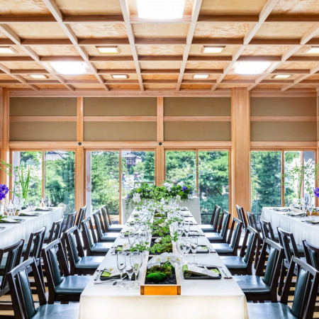 明るい日差しが入り込む会場は、善光寺本堂を望むことができます。