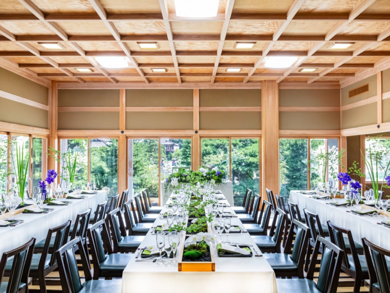 善光寺本堂を望む会場で、家族やご親族とのご会食が叶います