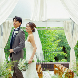 日比谷パレスのルーフトップにあるガーデンチャペル。360度を自然に囲まれた景観でガーデン挙式が叶います。|日比谷パレスの写真(56697913)