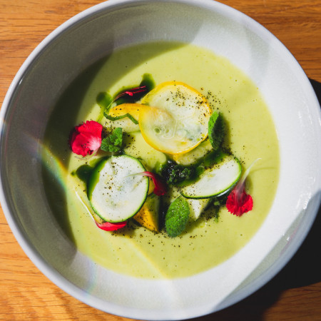 南フランス・プロヴァンスの豊かな料理文化をお届けいたします。まるで現地にいるかのように「ヌーベル・プロヴァンス（新しいプロヴァンス）」のガストロノミーを体験ください。