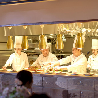 オープンキッチンから出来立ての料理をお届けします