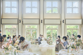高い天井が広がる披露宴会場|アールベルアンジェ Mieの写真(53555736)