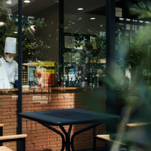 1FにあるYATSUDOKI CAFE。テラス席もあります。|シャトレーゼホテル 談露館（オズブライダル）の写真(49114667)