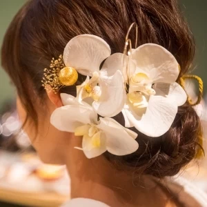 生花を使って希望のヘアーアレンジ。花の種類はフローリストと相談してください。|シャトレーゼホテル 談露館（オズブライダル）の写真(49255422)