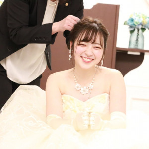 花嫁の笑顔は周りを明るくする。メイクのシーンから撮影スタート。|シャトレーゼホテル 談露館（オズブライダル）の写真(49196157)