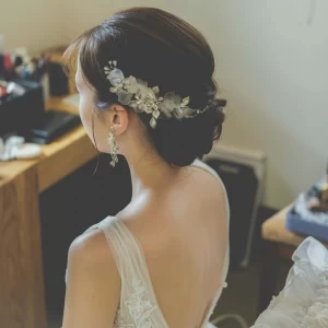 髪飾りを使ってヘアーをアレンジ。|シャトレーゼホテル 談露館（オズブライダル）の写真(49119606)