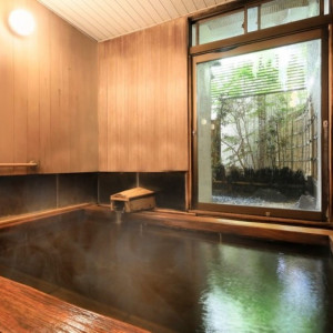 「黒い湯ノ花」が浮かび、加温加水も一切していない 天然の源泉かけ流し温泉。|シャトレーゼホテル 談露館（オズブライダル）の写真(49114656)