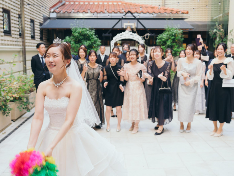 中庭ガーデンで室内とは違うテイストの挙式が実現！