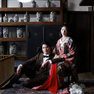 商家の趣が残る土間には、酒屋時代に称していた酒瓶や看板等が残り、ノスタルジックな雰囲気が漂います。|鎌倉 三河屋本店の写真(52797137)
