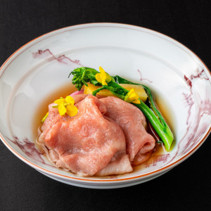 【お箸で味わう料理】ゲストがリラックスして料理を楽しめるように、慣れ親しんだお箸で味わえる料理をご用意します。|鎌倉 三河屋本店の写真(50022946)