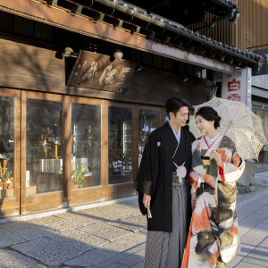 創業120年の酒卸問屋をリノベーション。写真はリノベーション前の酒屋を背景に。|鎌倉 三河屋本店の写真(52796660)