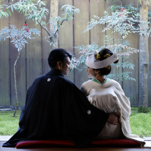 披露宴会場となるレストランは、四季折々の植栽や水が流れる日本庭園に面しています。|鎌倉 三河屋本店の写真(52796489)