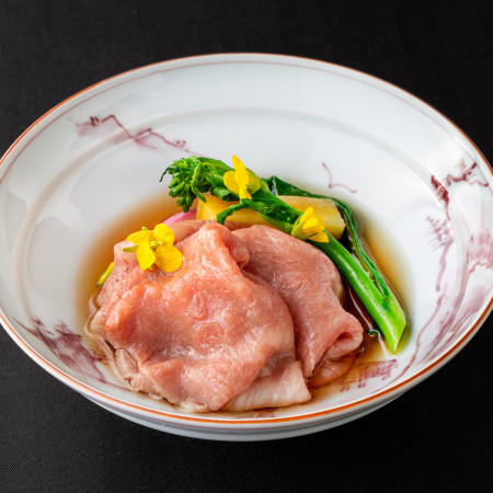 【お箸で味わう料理】ゲストがリラックスして料理を楽しめるように、慣れ親しんだお箸で味わえる料理をご用意します。