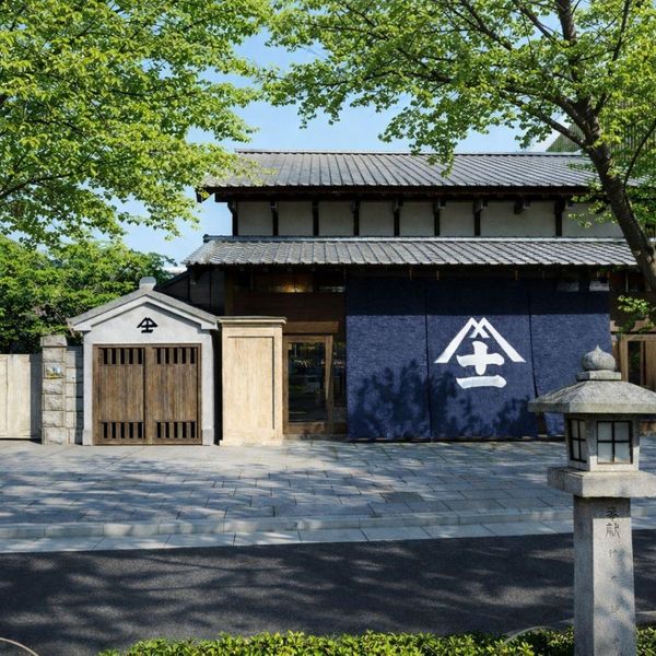 若宮大路で唯一の木造文化財。伝統的な出桁造りの佇まい、二尺八寸の太い梁、そして堂々と掲げられた「三河屋」の看板。鎌倉の歴史と風格を今に伝えるこの文化財|鎌倉 三河屋本店の写真(57360961)