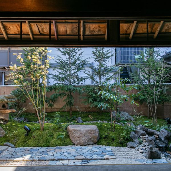 一面が庭に面しているので、日本庭園の美しさ、水の流れる音を感じられる癒しの空間です。|鎌倉 三河屋本店の写真(60865244)
