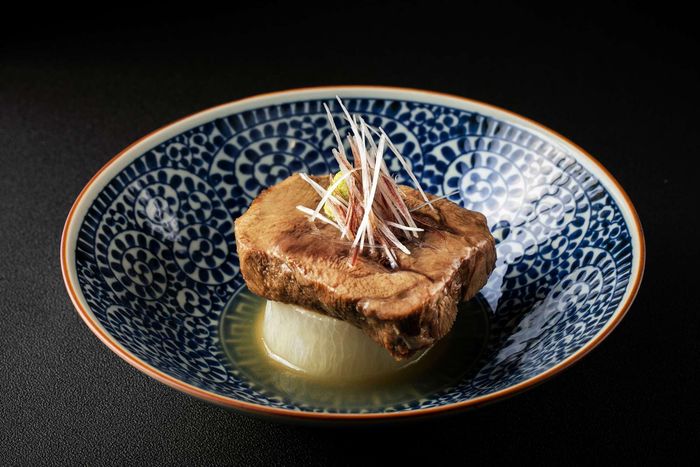 三河屋本店のスペシャリテ『柔らか牛タン 大根の和風あんかけ』ゲスト大絶賛の一皿です。