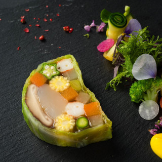 思わず写真を撮りたくなる美しい一品。