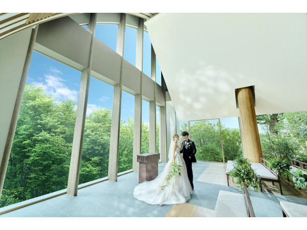 熊本大地の森をテーマとした庭園の中に立つ独立型の“森のチャペル”