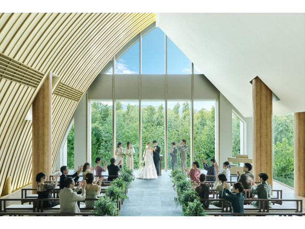 熊本大地の森をテーマとした庭園の中に立つ独立型の“森のチャペル”