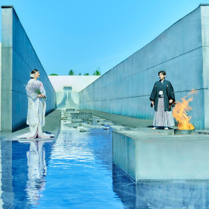 挙式後は、神殿に正対して造られた長さ50mもある「火と水の庭園」で折鶴シャワーやフラワーシャワーなど、ゲストの祝福を受けながらアフターセレモニーを。|WeGreen RESORTの写真(49445469)