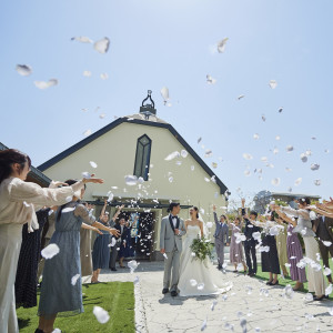 青い空が広がるガーデンで祝福のフラワーシャワー|西鉄グランドホテルの写真(51172831)